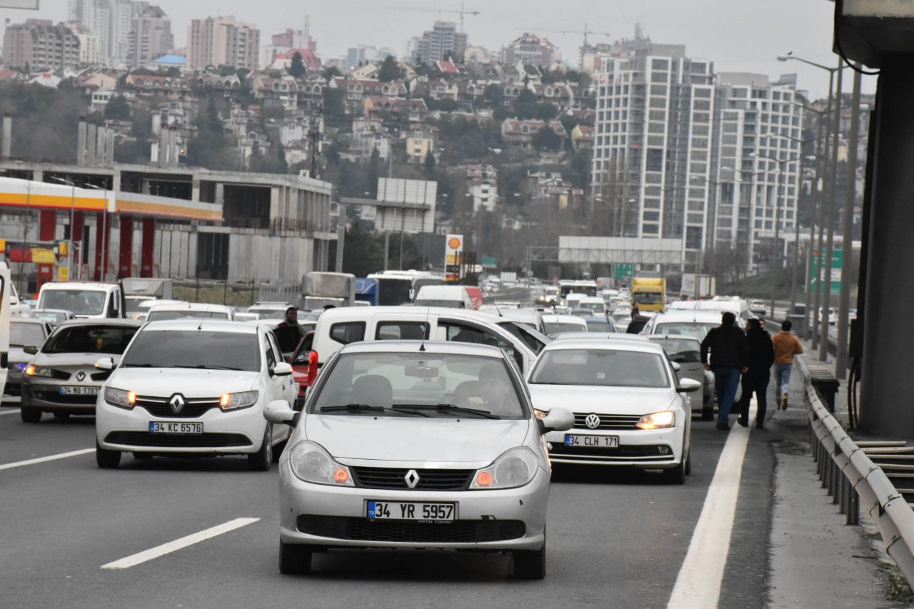 İstanbul TEM otoyolunda 100 kişilik grup trafiği kapatarak eylem yaptı