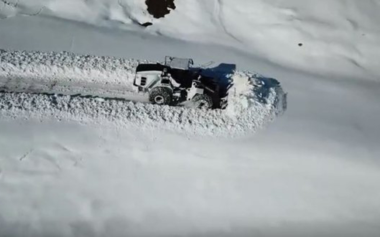 Hakkari'de kardan yollar kapanınca yol açma çalışmalarına ara yok