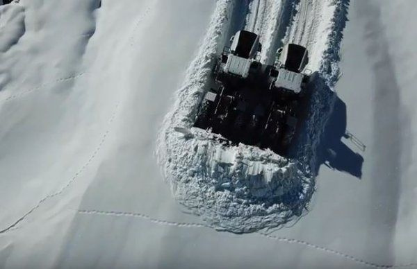 Hakkari'de kardan yollar kapanınca yol açma çalışmalarına ara yok