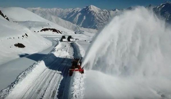 Hakkari'de kardan yollar kapanınca yol açma çalışmalarına ara yok