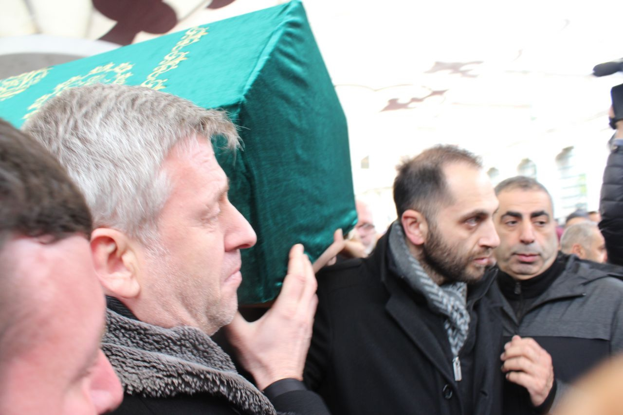 Metin Şentürk kaybettiği babası Şükrü Şentürk'ü bugün son yolculuğuna uğurladı