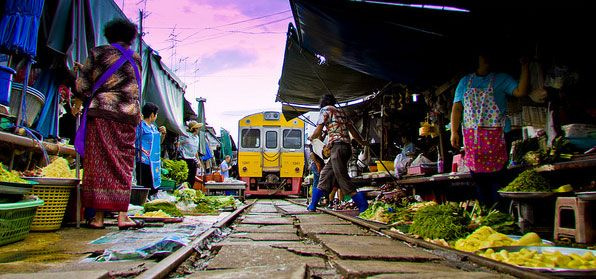 Dünyanın en tehlikeli pazarı Maeklong! İçinden tren bakın nasıl geçiyor