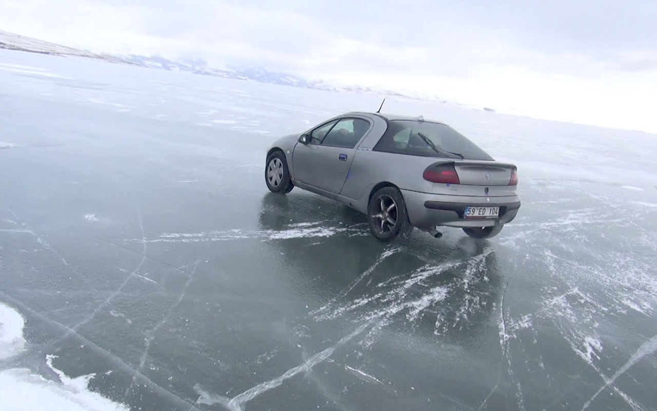 Eksi 25 derece! Donmuş gölün üzerinde drift yaptı