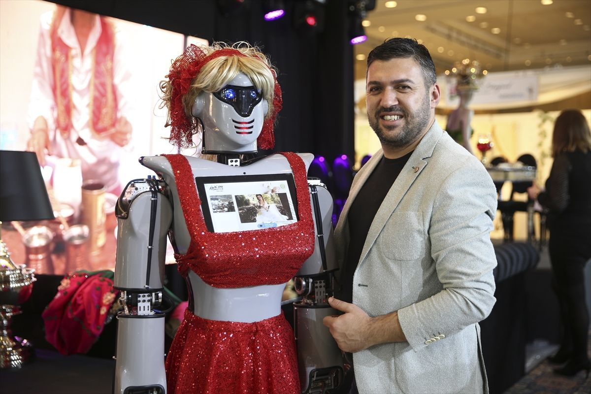 İstanbul'da kına türküsü söyleyen ve dans eden robotlar büyük ilgi gördü