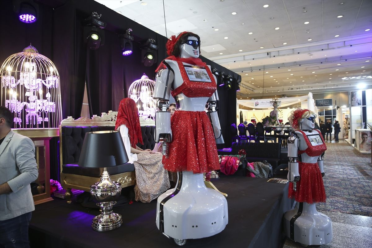 İstanbul'da kına türküsü söyleyen ve dans eden robotlar büyük ilgi gördü