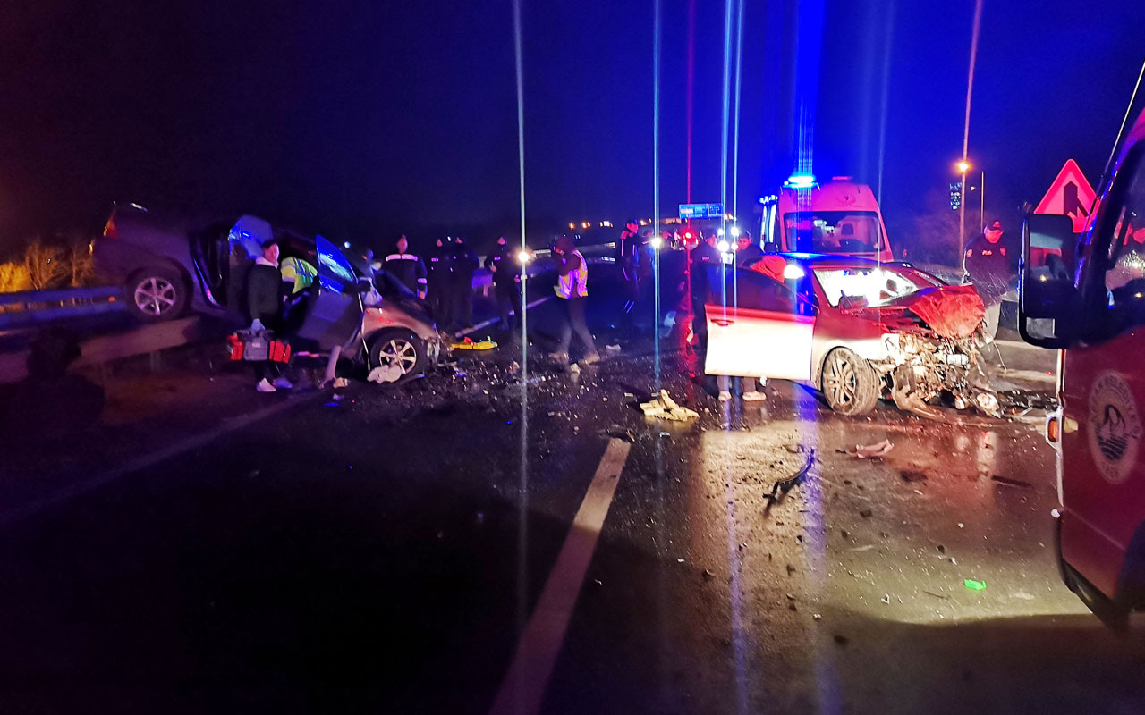 Edirne Keşan'da otomobiller kafa kafaya çarpıştı 3 ölü 2 yaralı