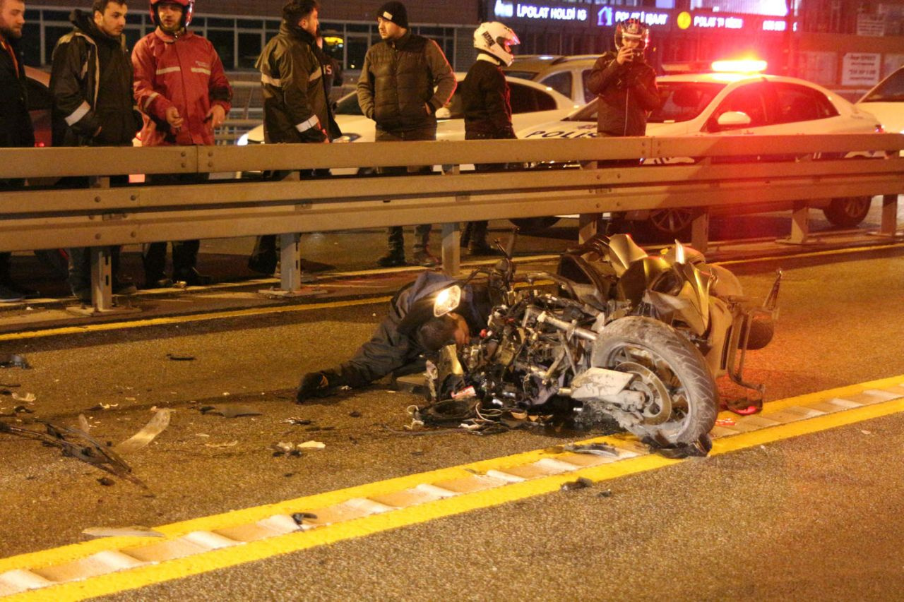 İstanbul Mecidiyeköy'de motosiklet metrobüsle çarpıştı 3 yaralı