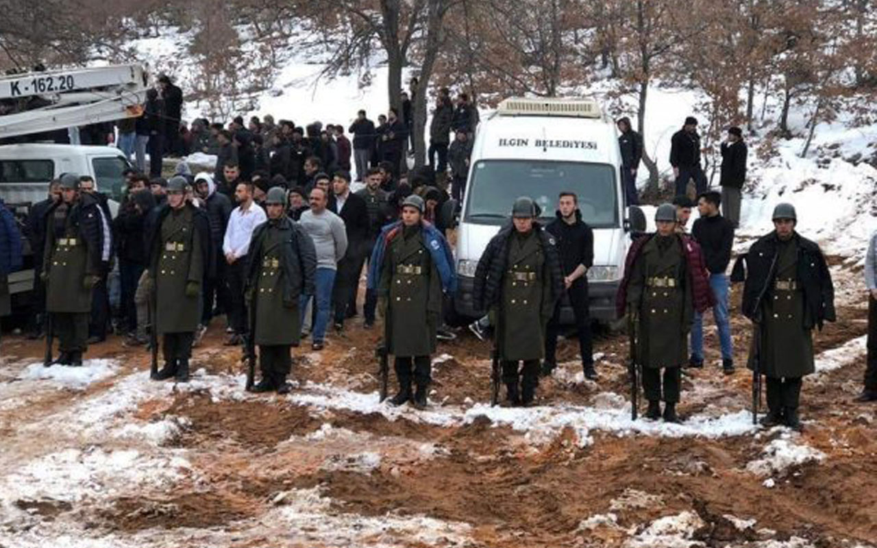 Konya'da vatandaşlar üşüyen askerlere montlarını giydirdiler