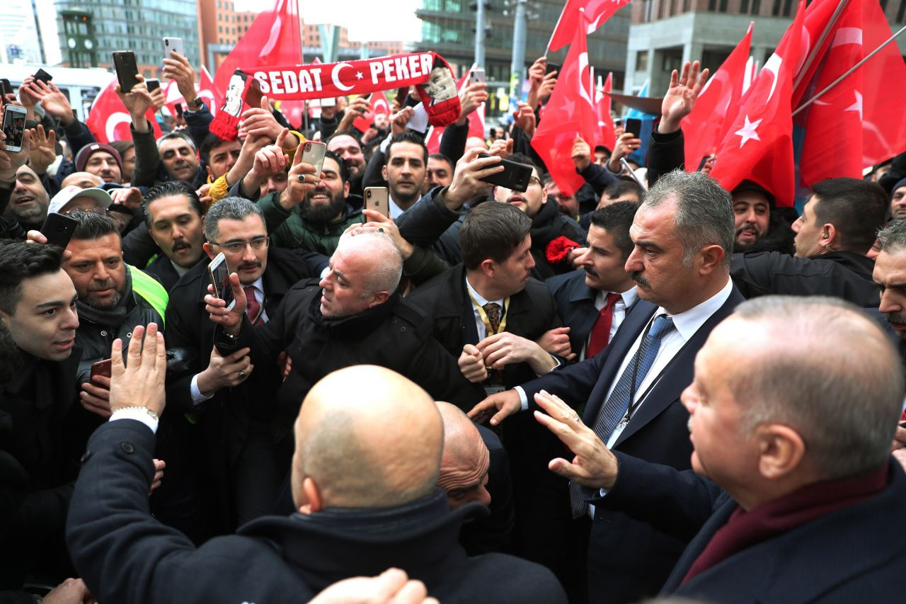 Cumhurbaşkanı Erdoğan Berlin'deki gurbetçilerden sevgi gösterileriyle karşılandı!