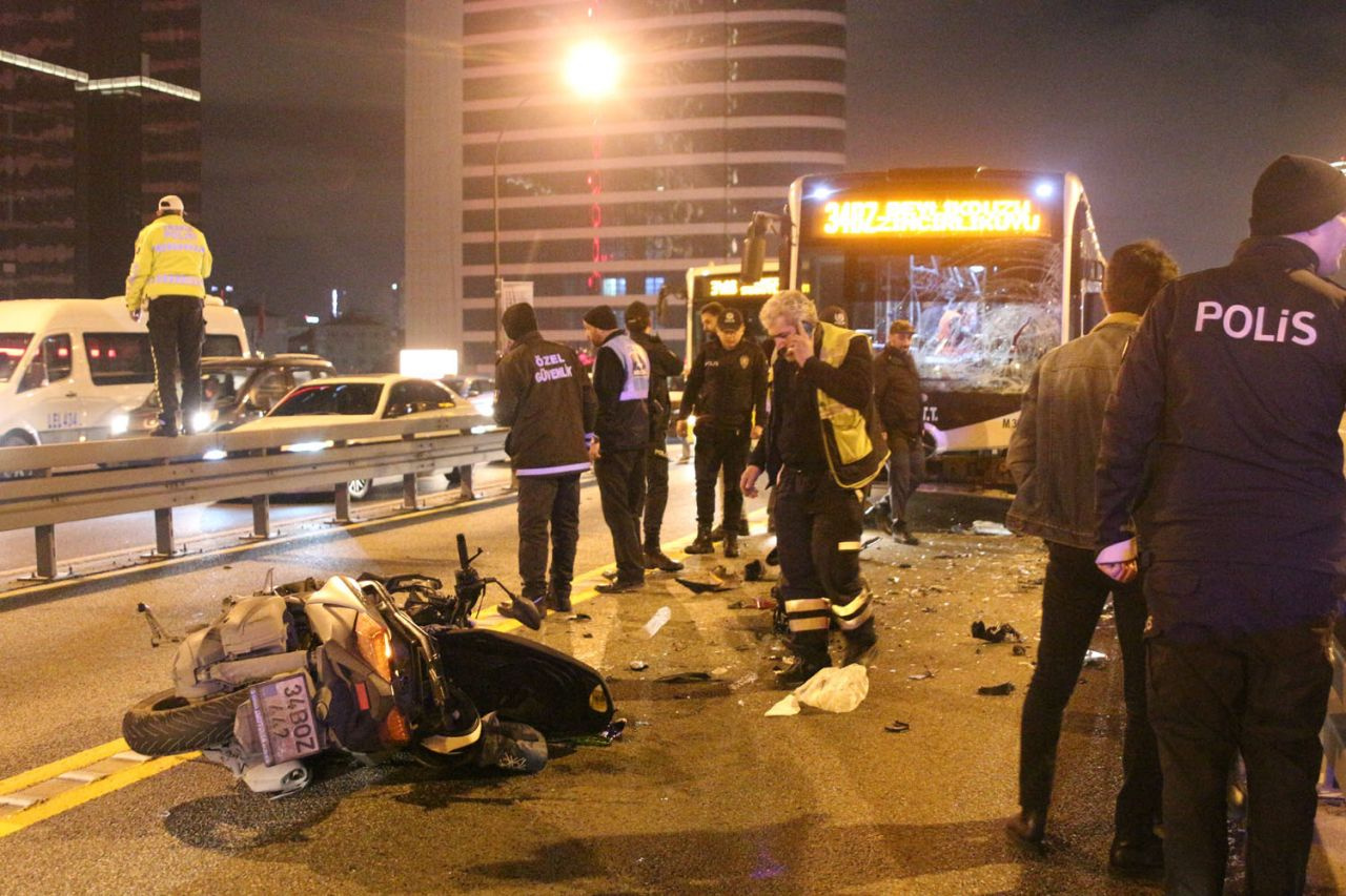 İstanbul Mecidiyeköy'de motosiklet metrobüsle çarpıştı 3 yaralı