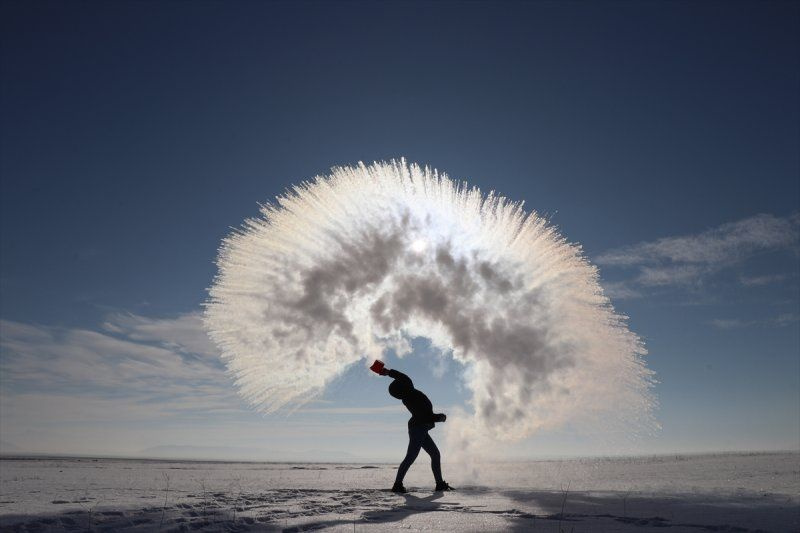 Hava sıcaklığının eksi 17 derece olduğu Kars'ta havaya serpilen kaynar su dondu!