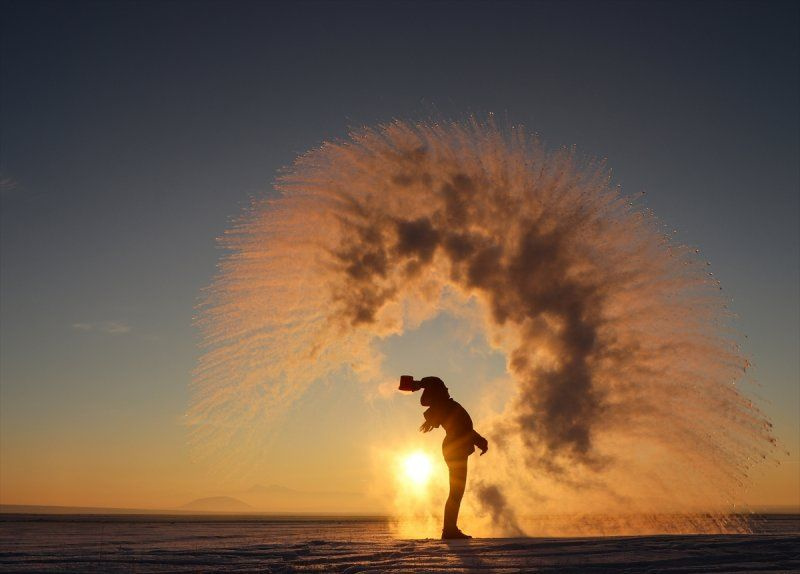 Hava sıcaklığının eksi 17 derece olduğu Kars'ta havaya serpilen kaynar su dondu!