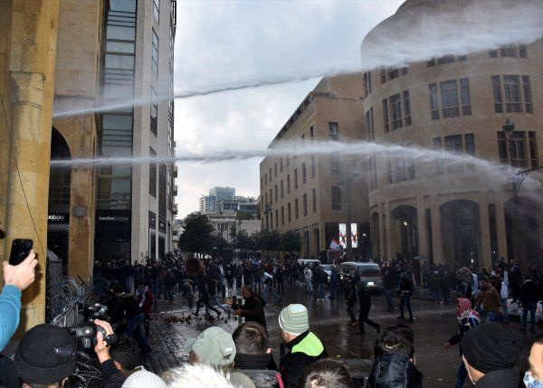 Lübnan'dan halk sokağa indi çatışmalar var 220 kişi yaralandı