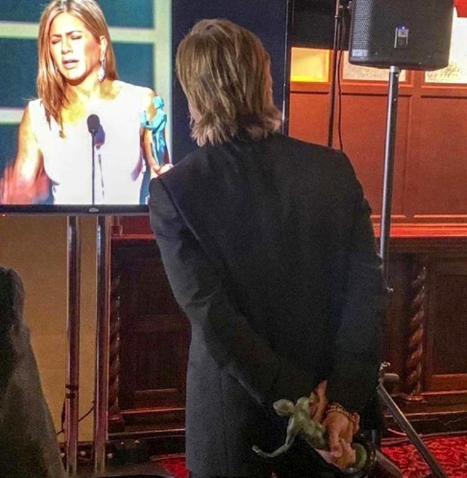 Brad Pitt Jennifer Aniston sarmaş dolaş yakalandı Angelina Jolie ile aldatmıştı
