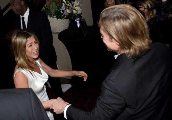 Brad Pitt Jennifer Aniston sarmaş dolaş yakalandı Angelina Jolie ile aldatmıştı