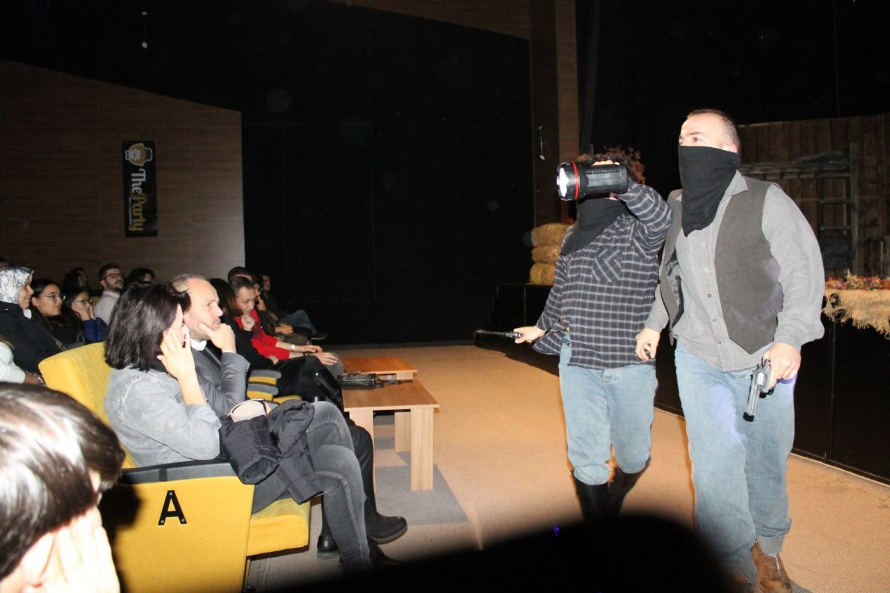 Zonguldak'ta öğrencilerin izlediği tiyatro oyunundaki silahlı sahneler tepki çekti