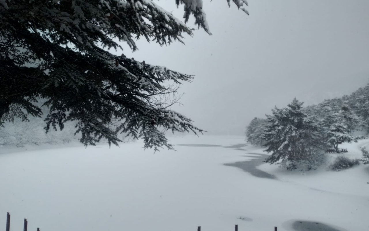 Amasya Boraboy Gölü’nün yüzeyi buz tuttu