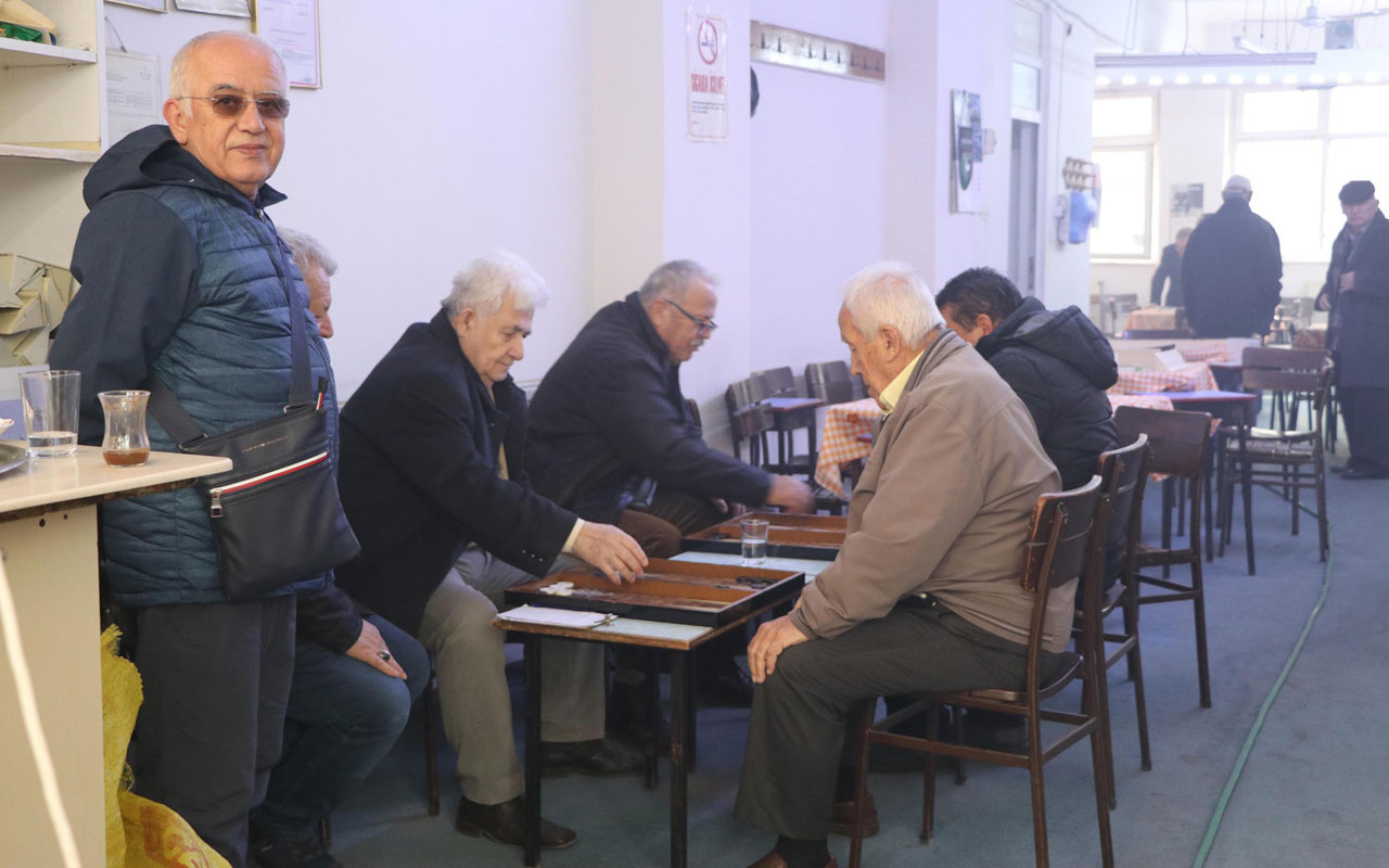 Yangında kahveye duman doldu müşteriler tavlaya devam etti