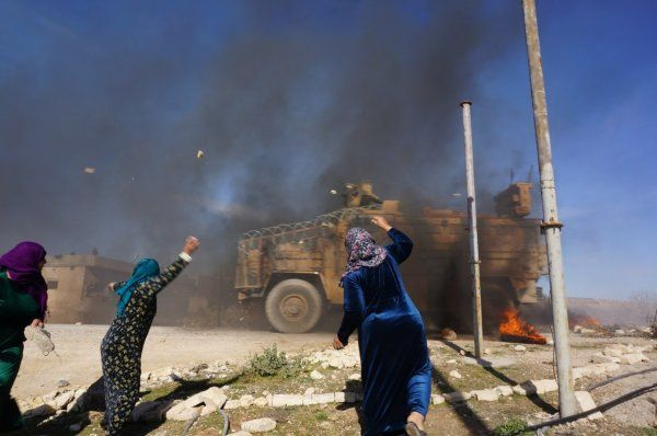 Kobani'de Türk askerine taşlı saldırı elleriniz kırılsın