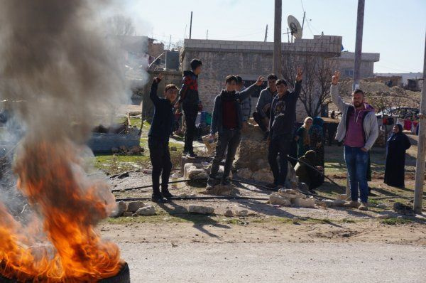 Kobani'de Türk askerine taşlı saldırı elleriniz kırılsın