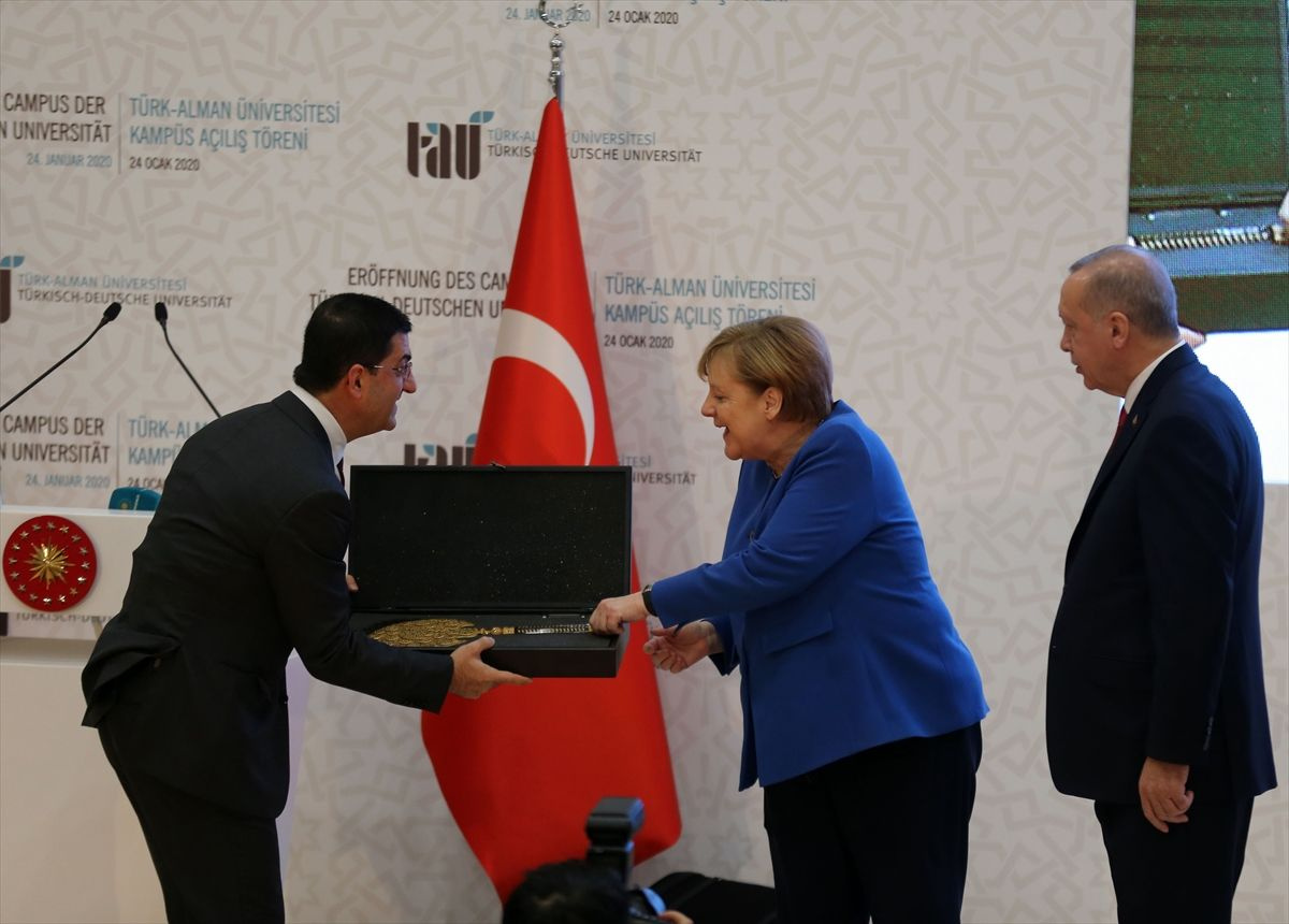 Erdoğan'dan hediye alan Angela Merkel'in sevindirik halleri