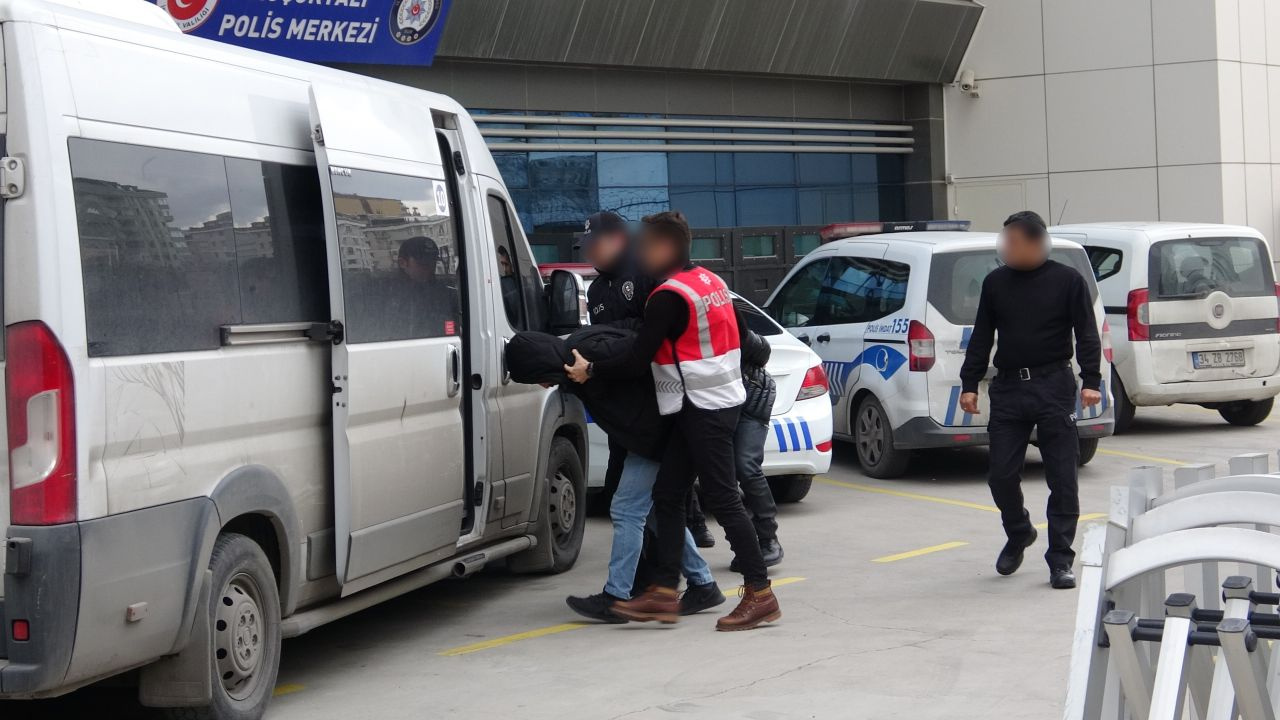Maltepe'de eve giren hırsızları yakalayan polisler odayı açtıklarında şaşkına döndü