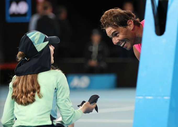 Rafael Nadal top toplayıcı kızı vurdu yürekler ağza geldi