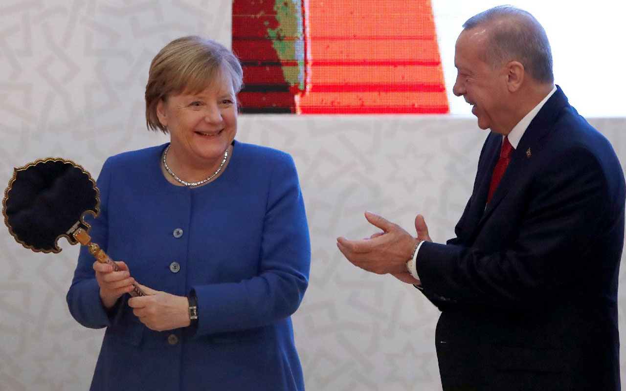 Cumhurbaşkanı Erdoğan Merkel’e sırçalı saray aynası ile miğfer hediye etti