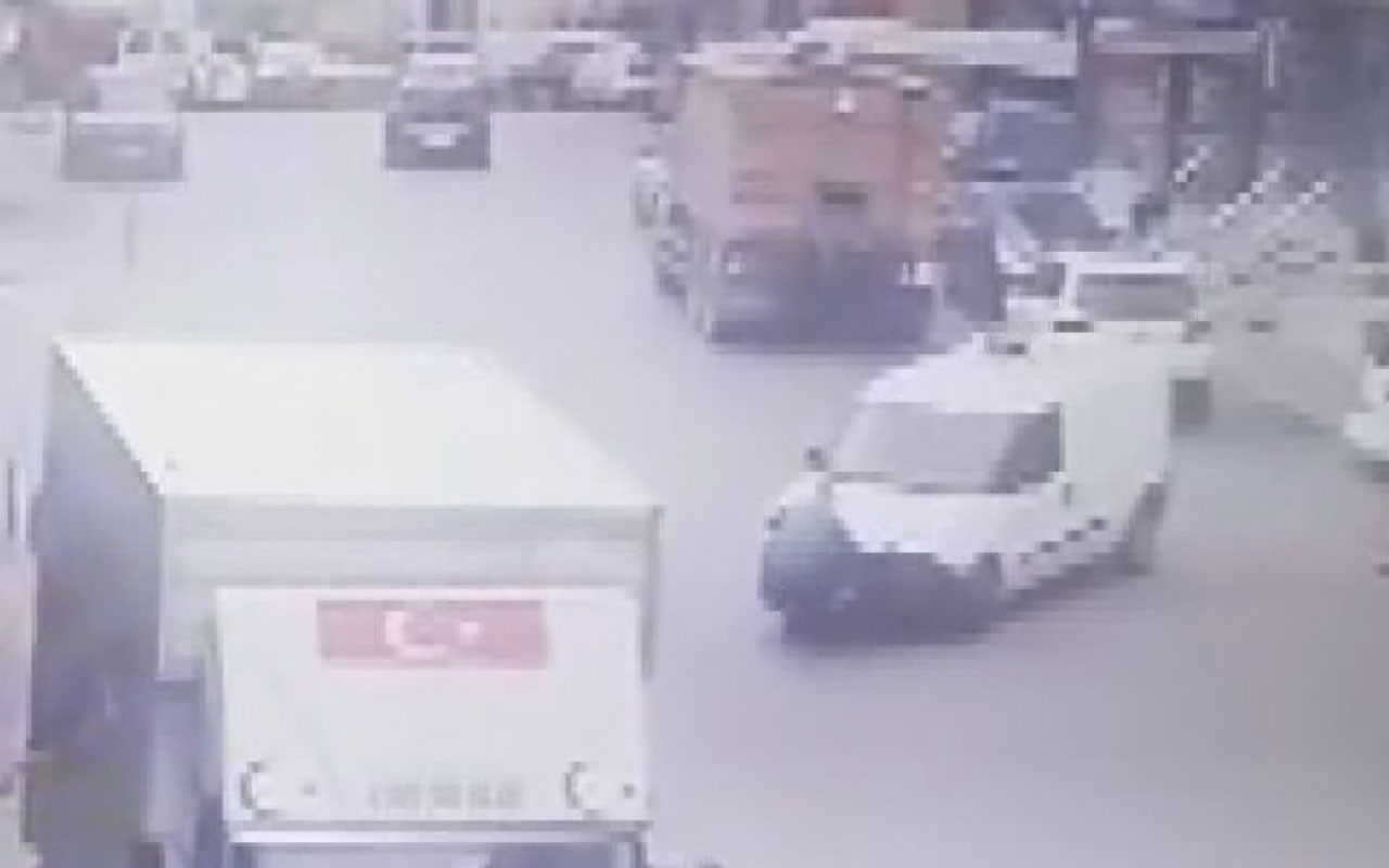 Eyüpsultan'da belediye çalışanına aracın çarpması kamerada