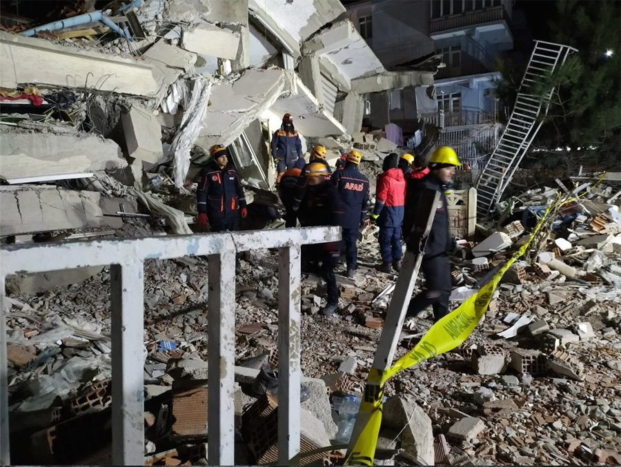 Elazığ'da şiddetli depremin ardından korkunç görüntüler geldi