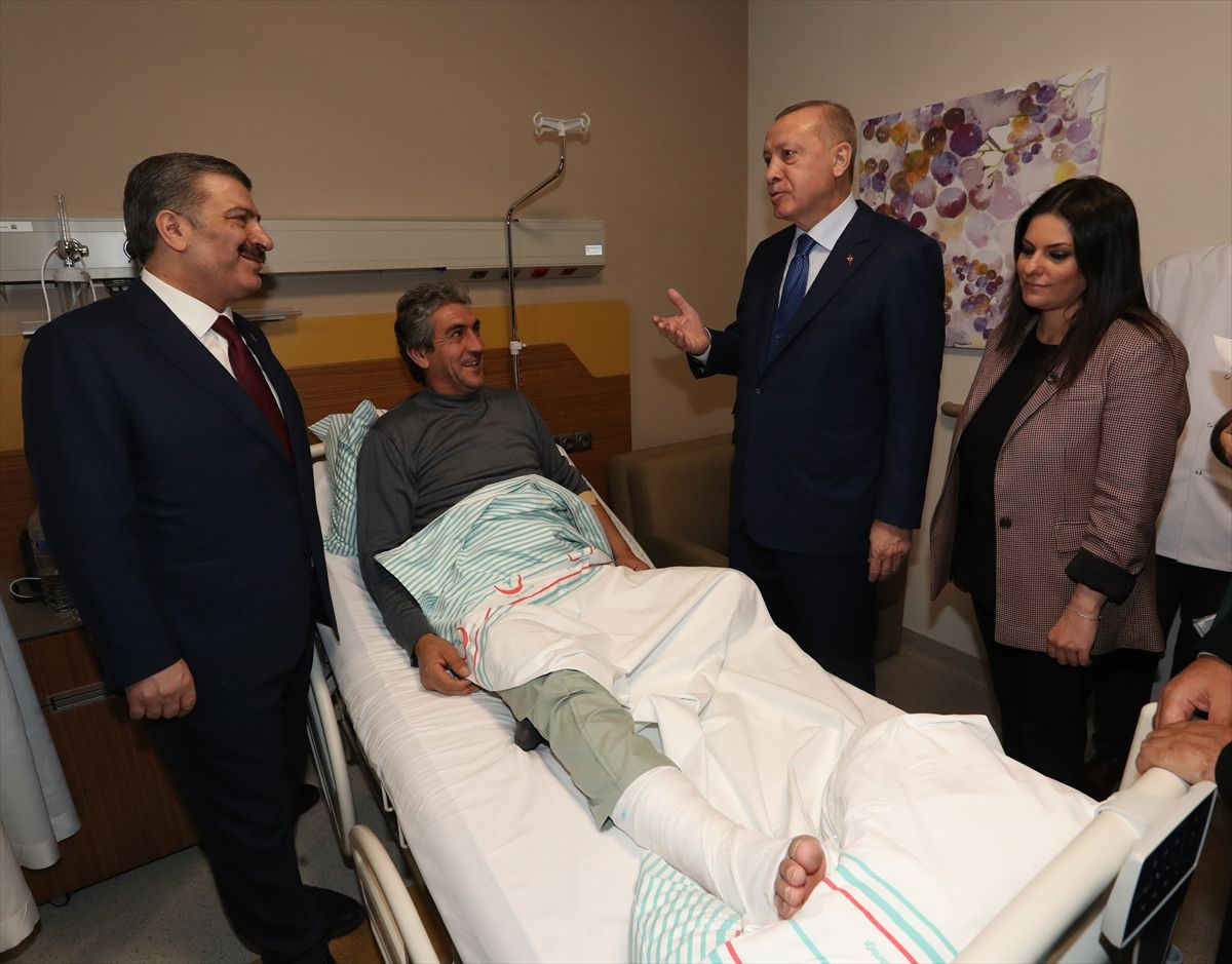 Cumhurbaşkanı Erdoğan, depremde yaralanan vatandaşları hastanede ziyaret etti