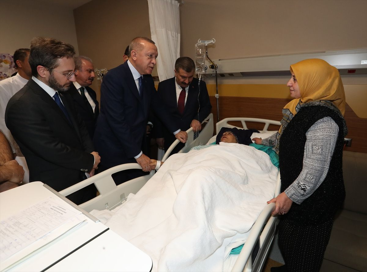 Cumhurbaşkanı Erdoğan, depremde yaralanan vatandaşları hastanede ziyaret etti