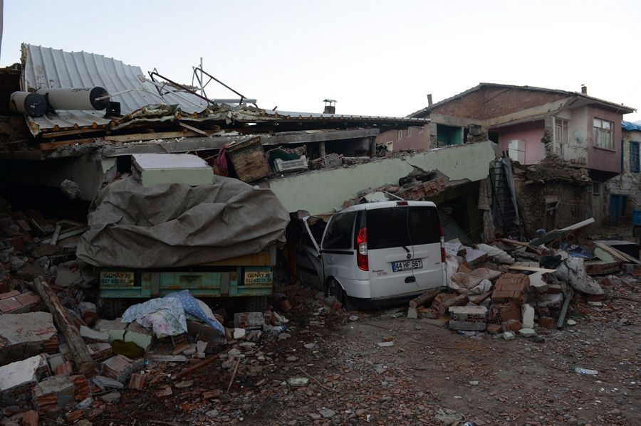 Elazığ'da şiddetli depremin ardından korkunç görüntüler geldi