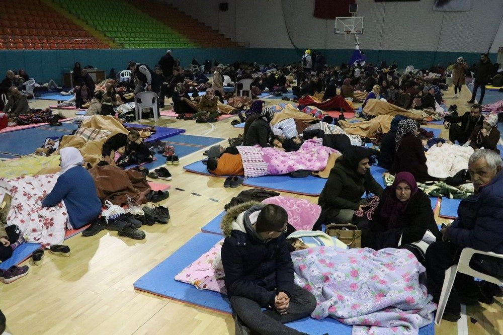 Elazığ'da vatandaşlar geceyi spor salonunda geçirdi