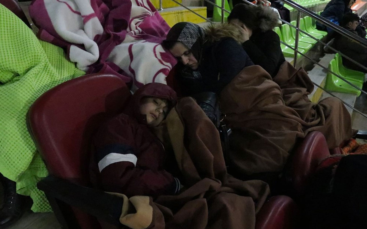 Elazığ'da vatandaşlar geceyi spor salonunda geçirdi