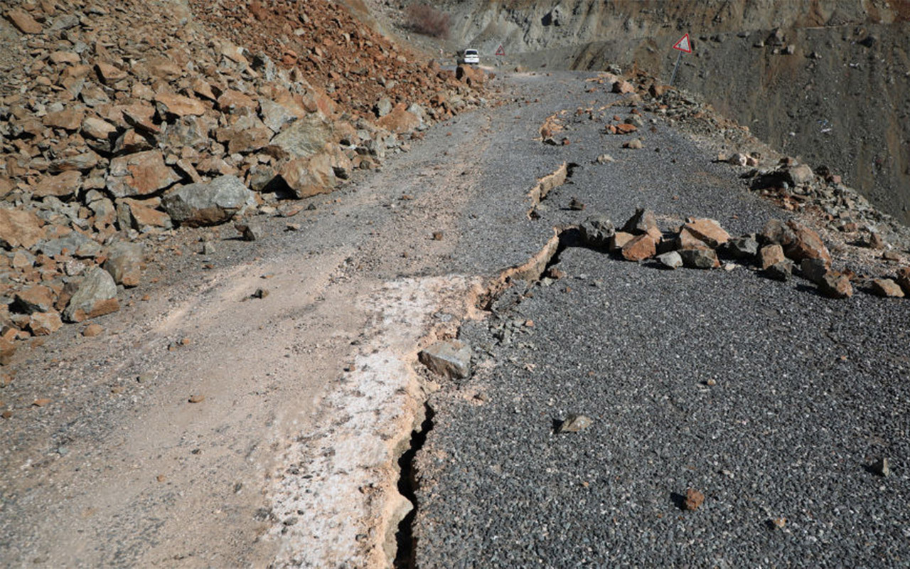 Depremin sarstığı Elazığ'dan çarpıcı fotoğraflar geliyor
