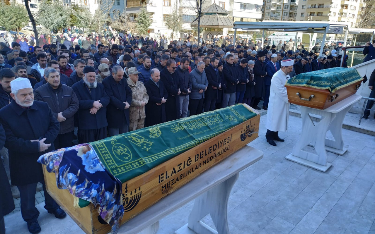 Depremde vefat eden anne ve oğlunun cenazesini Ali Erbaş kıldırdı