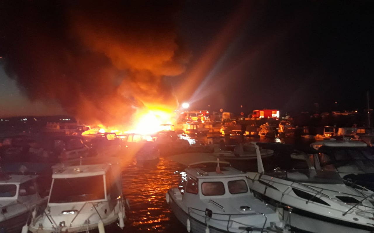 Kartal'da 6 tekne alev alev yandı