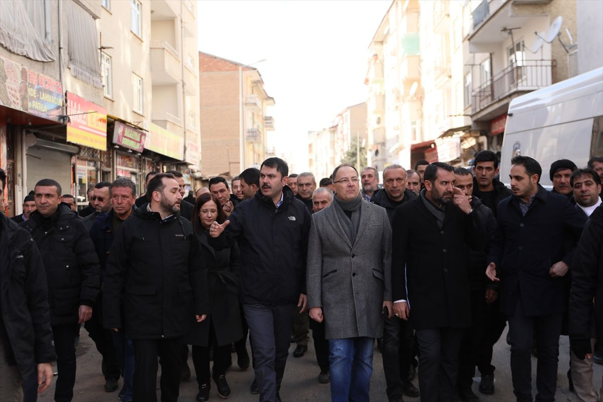 Murat Kurum incelemelerde bulunurken yan yatan bina salladı