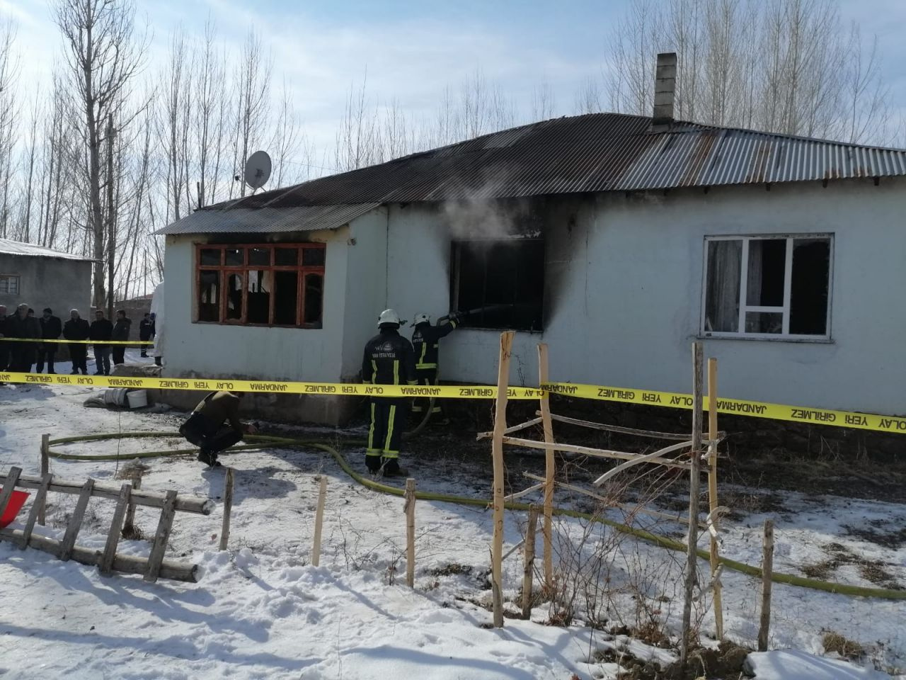 Van'da evde çıkan yangında iki kardeş öldü