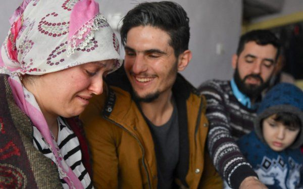 Suriyeli Mahmud kurtardığı depremzede ile buluştu duygusal anlar yaşandı