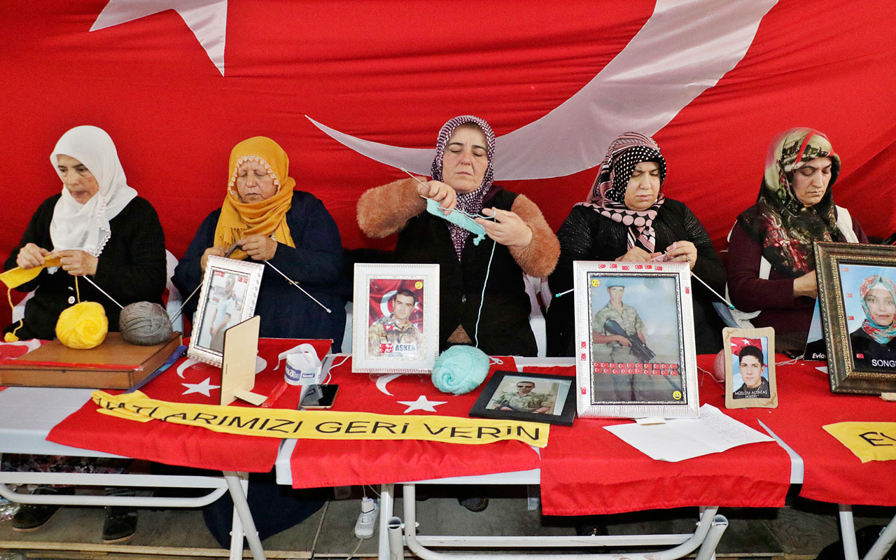 Diyarbakır HDP il binası önündeki aileler depremzedelere atkı örüyor