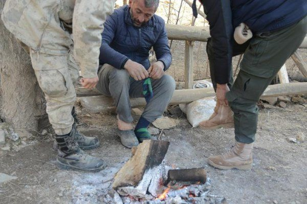 Elazığ'da duygulandıran olay! Asker üşüyen depremzedeye kendi çorabını verdi