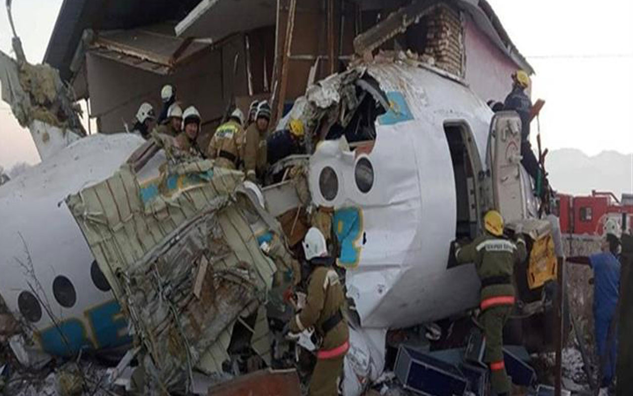 Afganistan'da 83 kişiyi taşıyan yolcu uçağı düştü