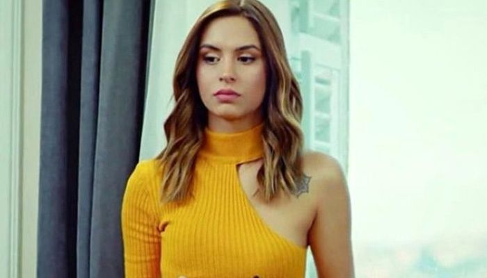 FOX dizisinin yıldızı Ayşegül Çınar'ın suratına sevgilisi içki fırlattı