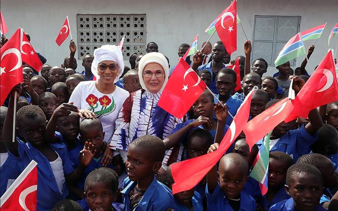 Emine Erdoğan, Gambiya'da cami ve okul açtı