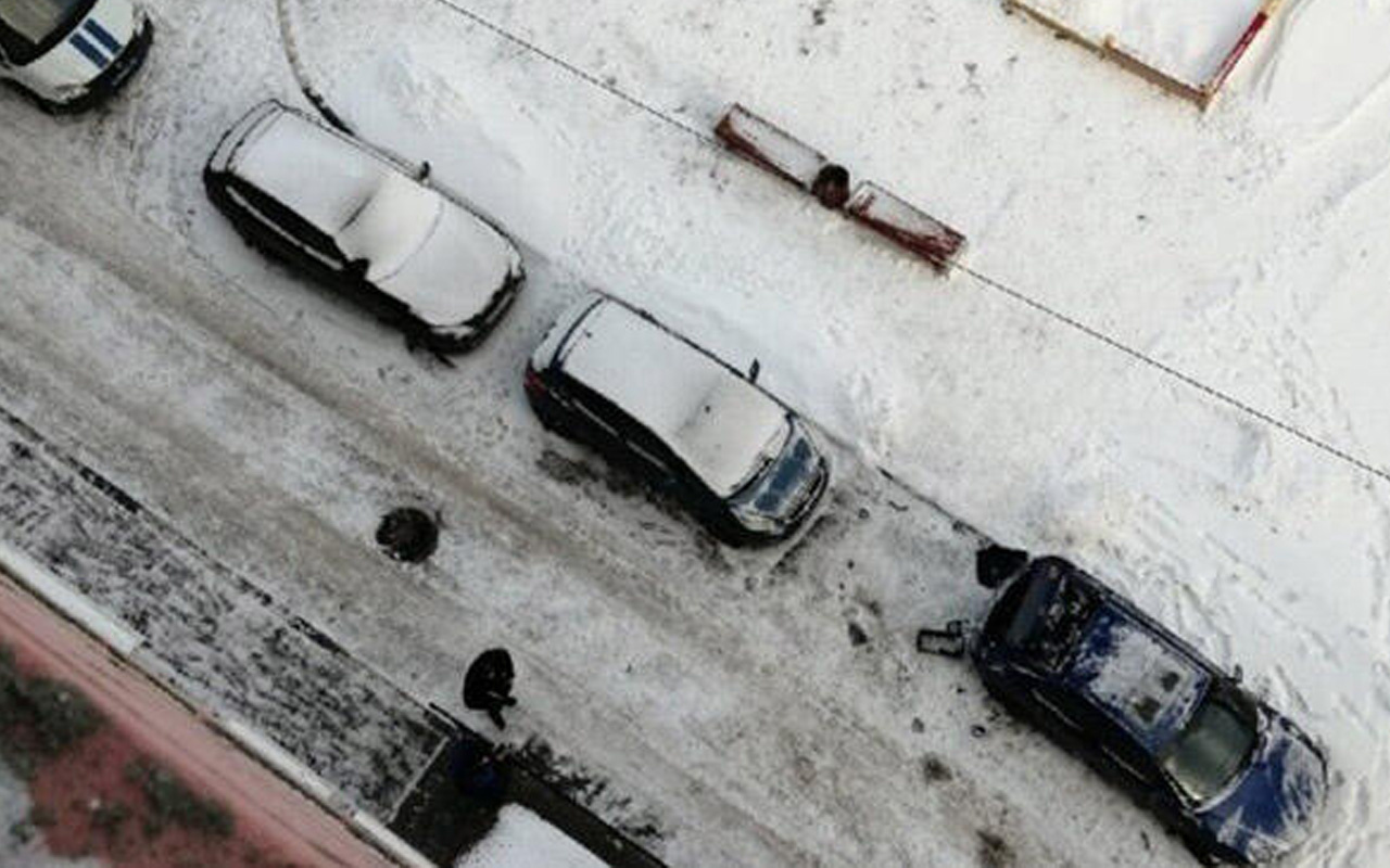 Rusya'da 17. katta buz tutan balkondan düşen çocuk öldü