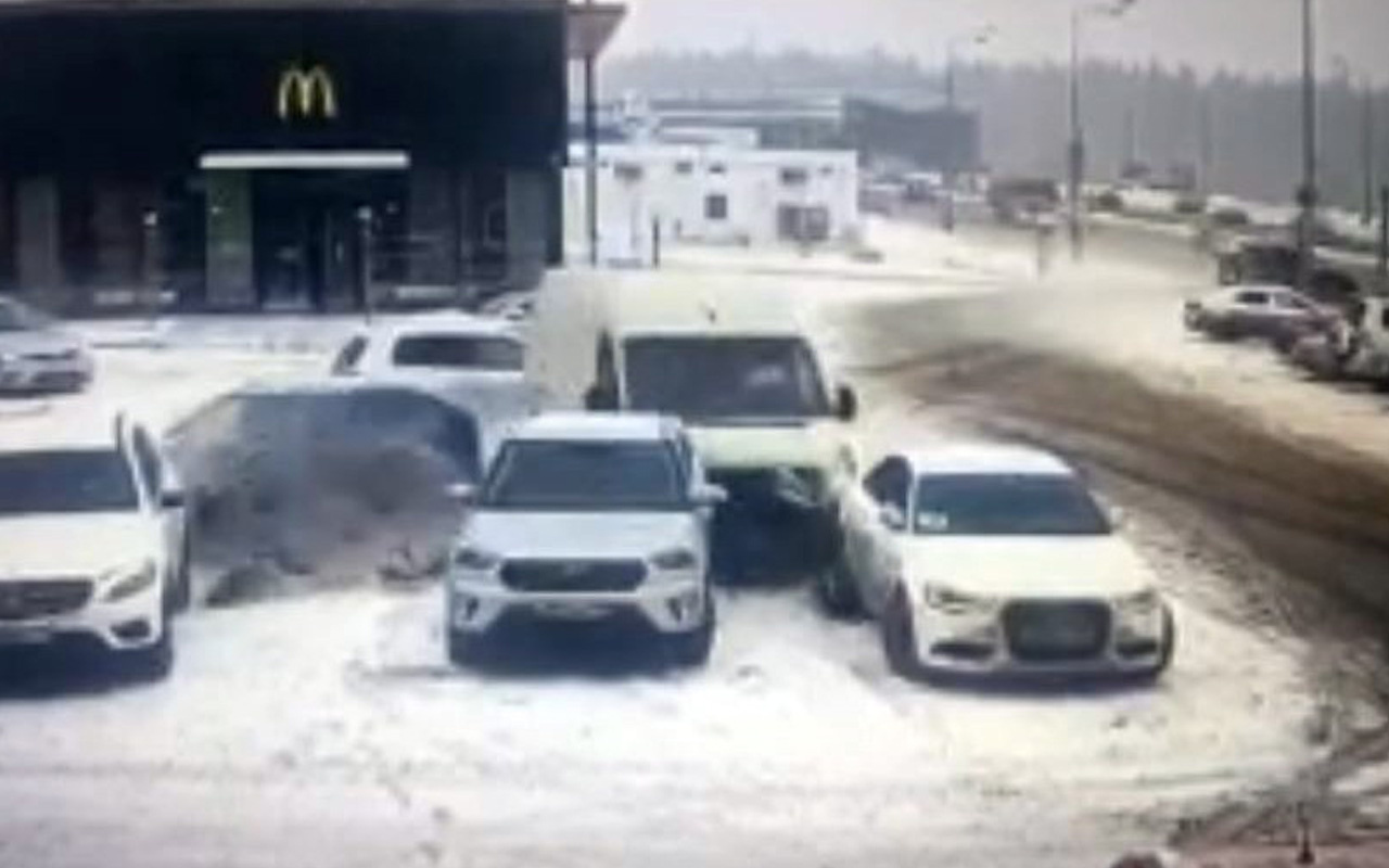 Rusya’da minibüs park halindeki 4 araca böyle çarptı