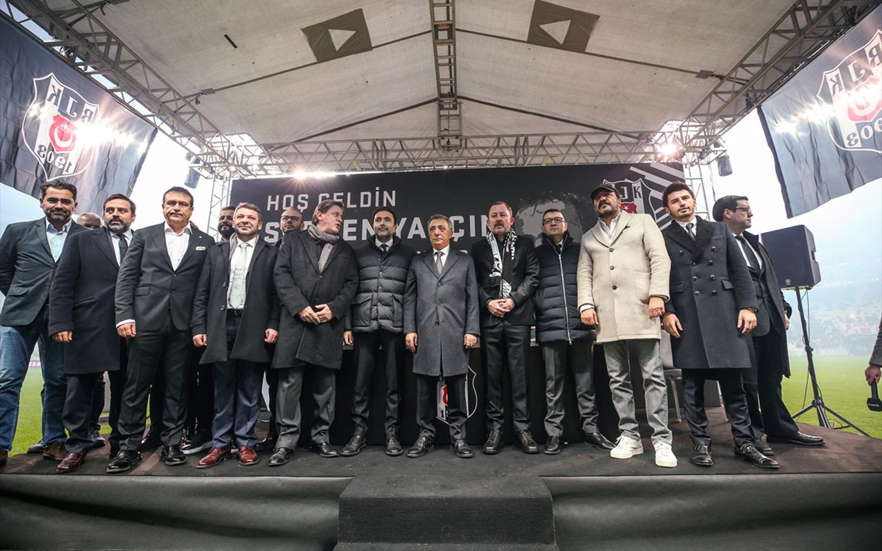 Beşiktaş'ta yeni teknik direktör Sergen Yalçın için imza töreni düzenlendi