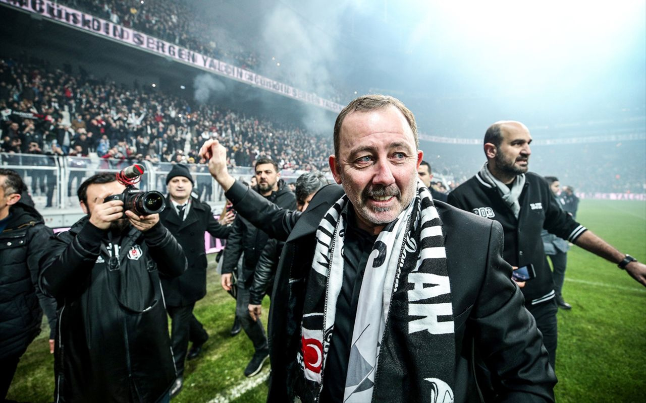 Beşiktaş'ta yeni teknik direktör Sergen Yalçın için imza töreni düzenlendi